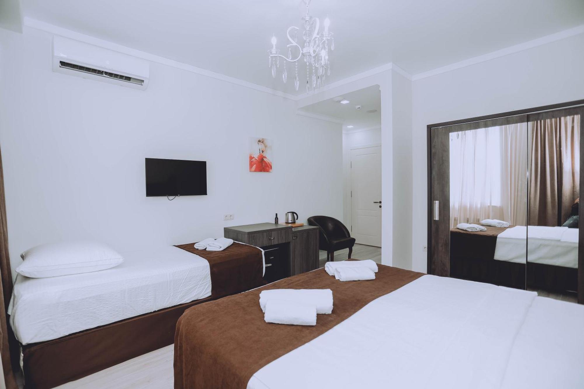 Royal Medis Hotel Batoemi Buitenkant foto