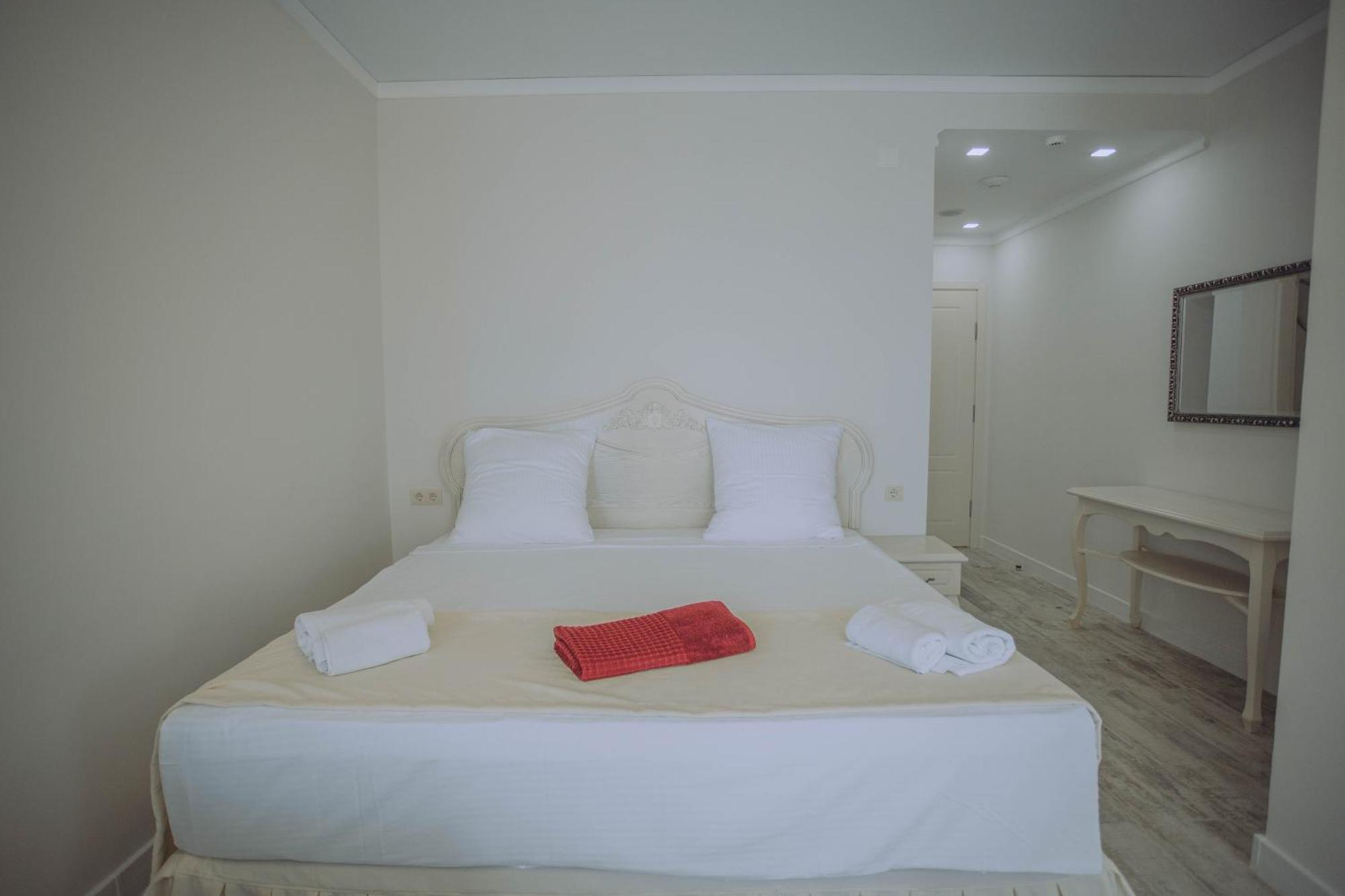 Royal Medis Hotel Batoemi Buitenkant foto